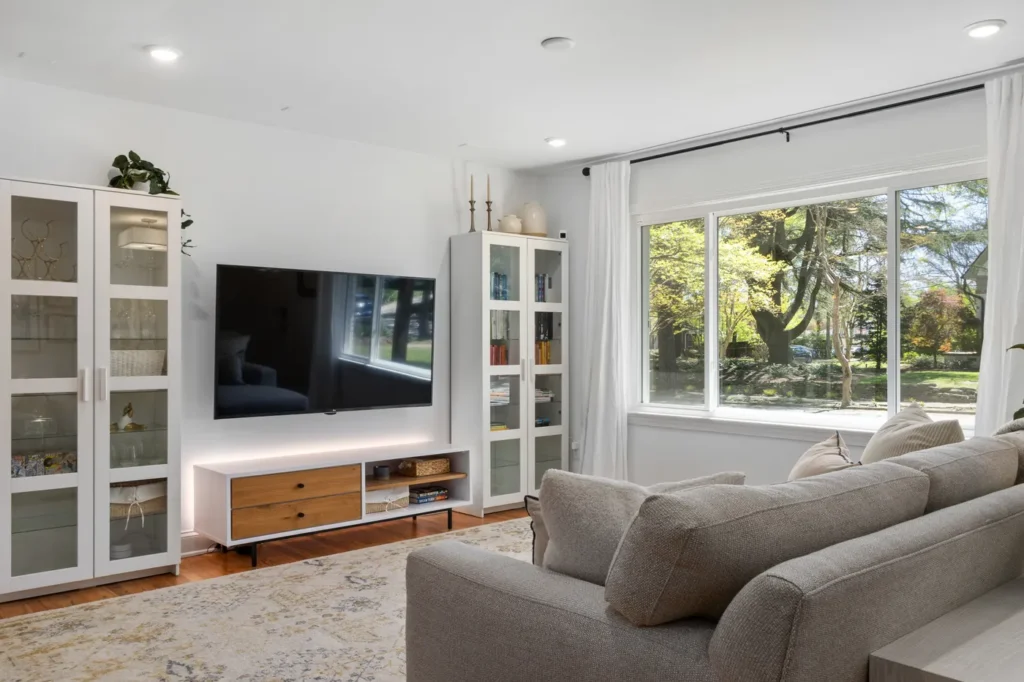 Low TV unit between glass cabinets in a living room